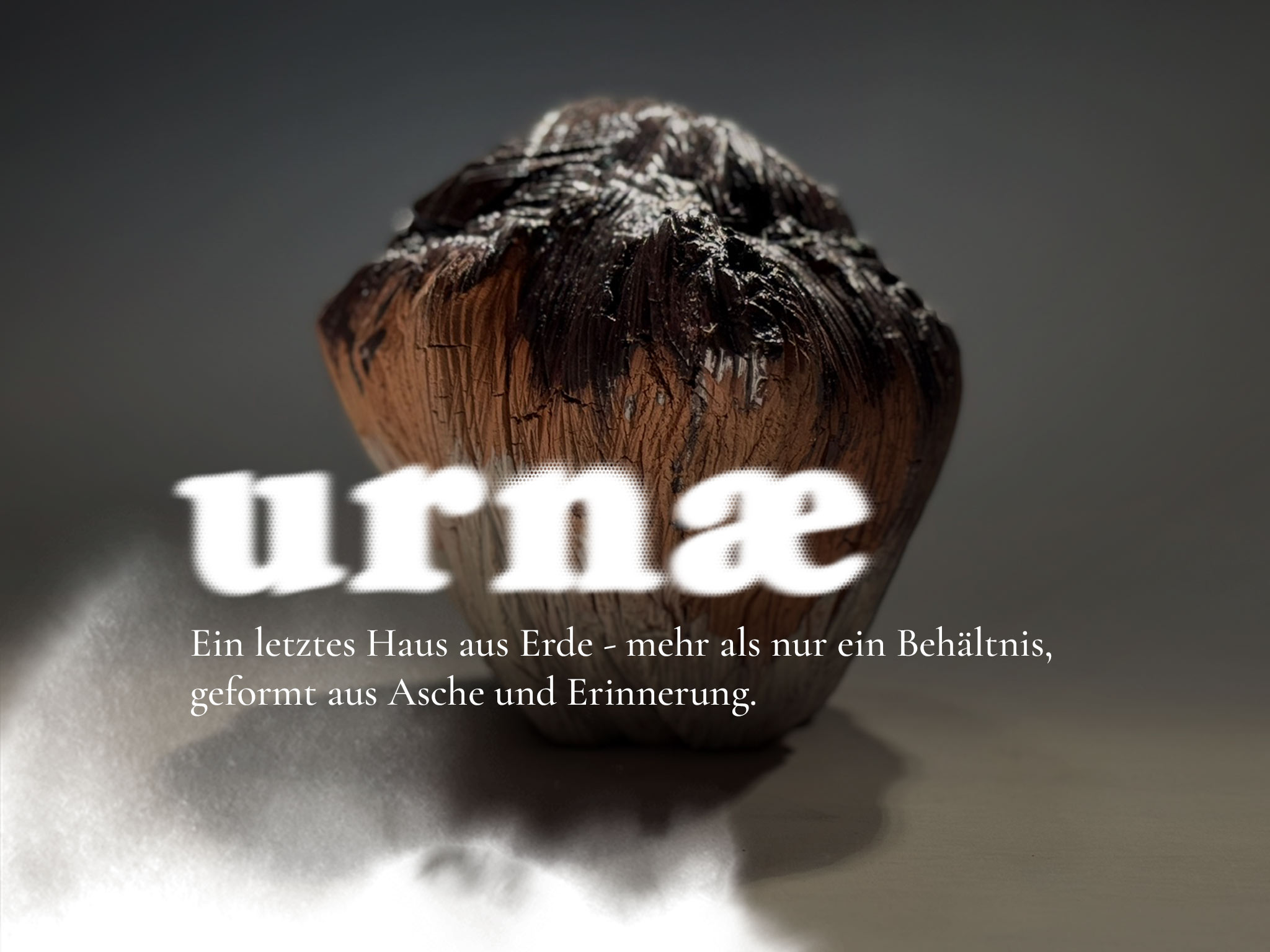 Dunkle, handgeformte Keramikurne, im Feuer gebrannt.